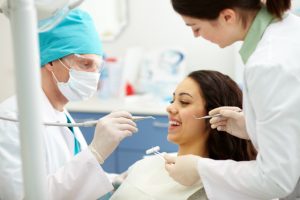 dentiste traitant un patient