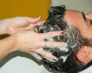 coiffeur et shampoing sans gants à usage unique